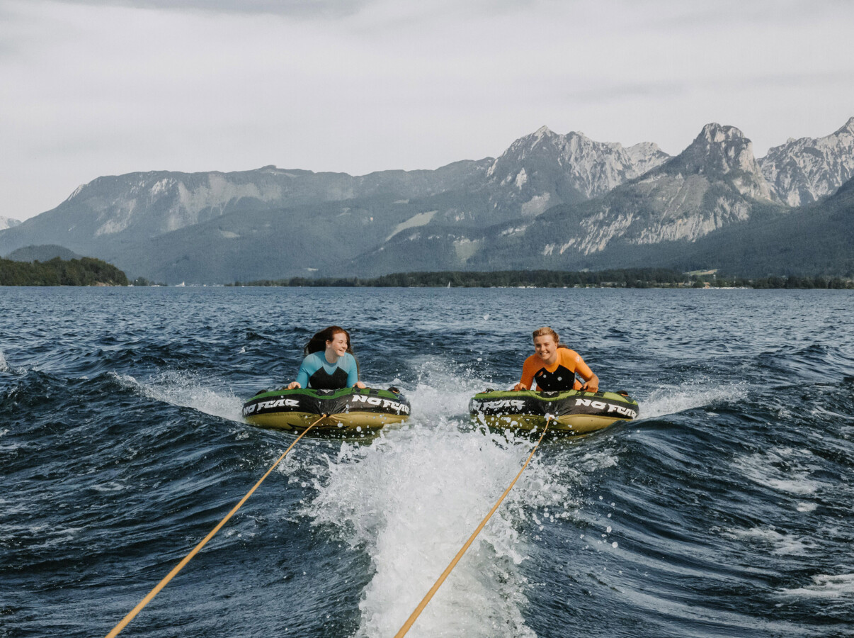 Zwei Jugendliche beim Rafting am Wolfgangsee, Salzkammergut