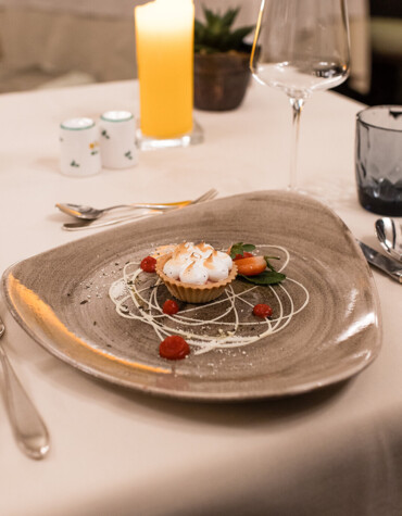 Junge Dame mit Weinglass auf der Terrasse im Hotel Ebner's Waldhof am Fuschlsee.
