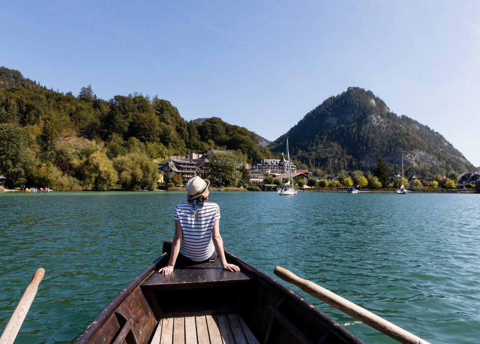 Blick aus dem Panorama-Ruheraum auf den sommerlichen Fuschlsee im Salzkammergut.