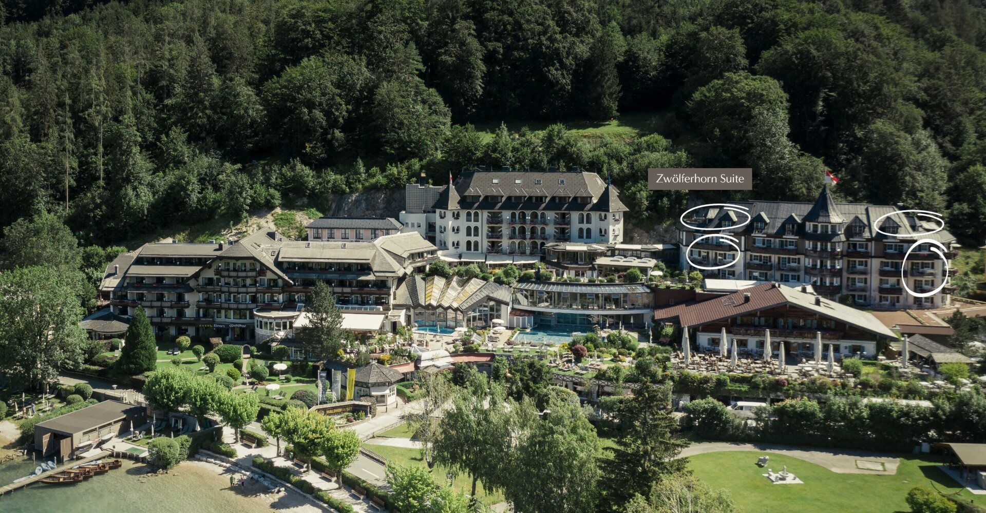 Luftaufnahme vom Waldhof Fuschlsee Resort, umgeben von Wäldern. Die Zwölferhorn Suite ist markiert.