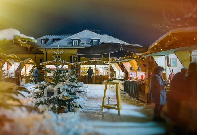 Stände eines Christkindlmarktes.