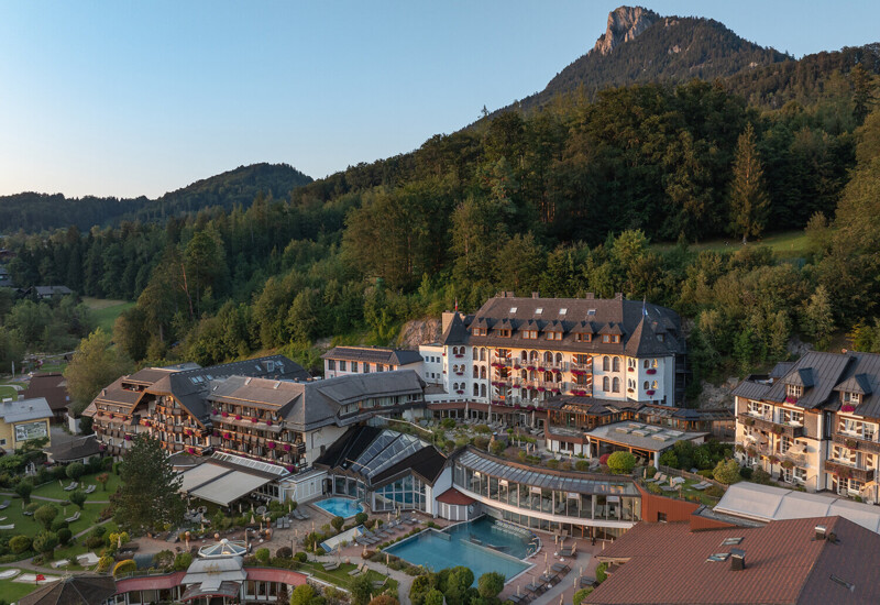 Außenansicht im Sommer des 4*S Waldhof Fuschlsee Resort