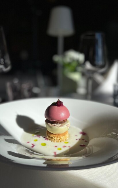 Kulinarischer Genuss am Fuschlsee - einem Paar wird das Abendessen im Restaurant serviert.