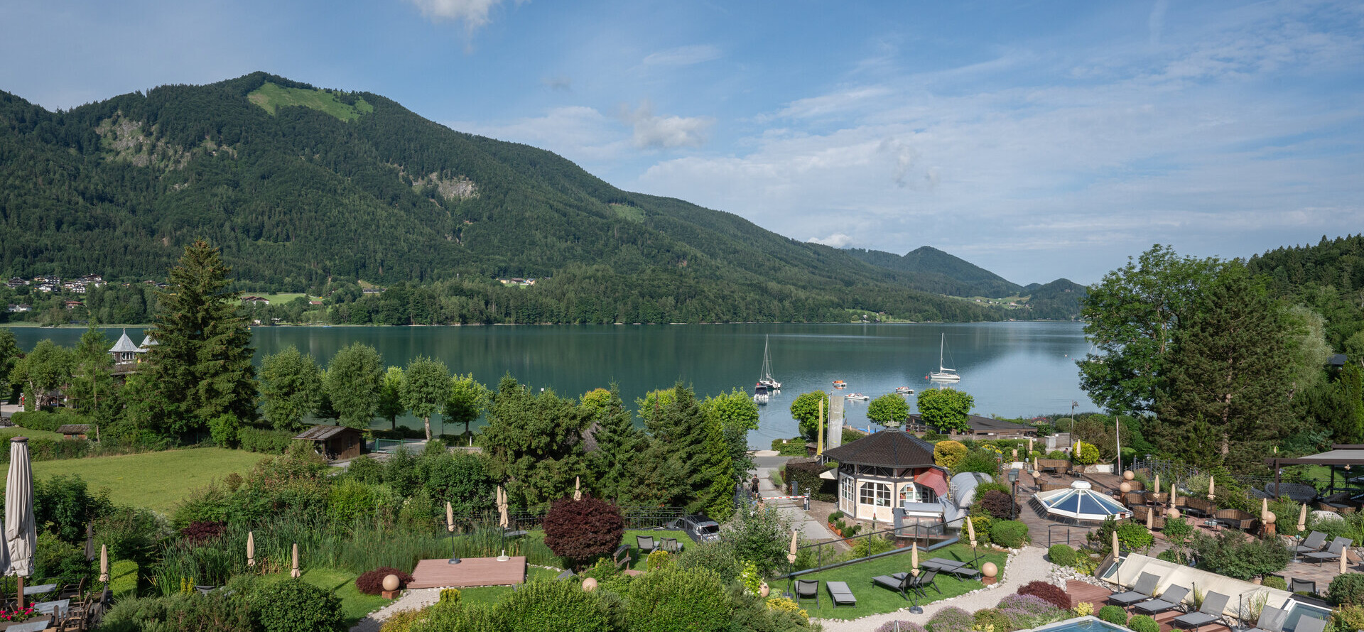 Panoramablick vom Fuschlsee auf das Hotel Ebner's Waldhof.