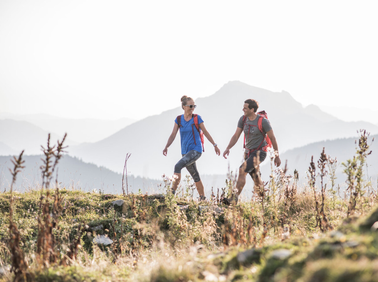 Pärchen beim Wandern im Aktivurlaub im Salzburger Land.