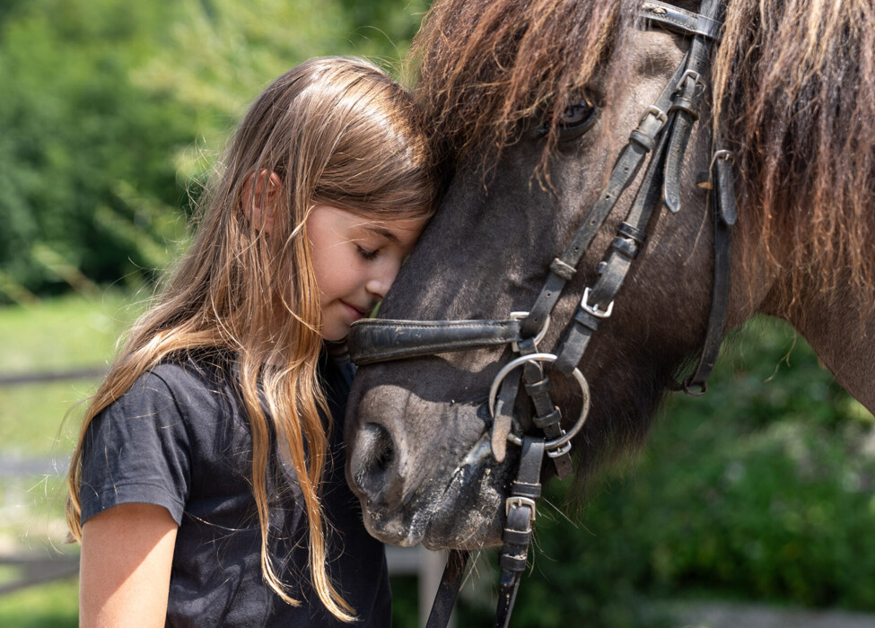Im Winterurlaub mit Kindern herrliche Köstlichkeiten aus der regionalen Küche im Hotel Ebner's Waldhof genießen.