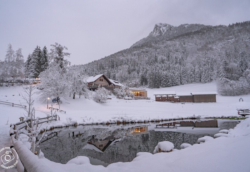 Die tief verschneite Waldhofalm von außen - perfekt für eine Weihnachtsfeier im Salzkammergut.