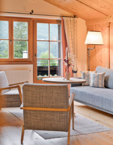 Großzügige Zimmer und Suiten im Familienhotel Waldhof Fuschlsee Resort.