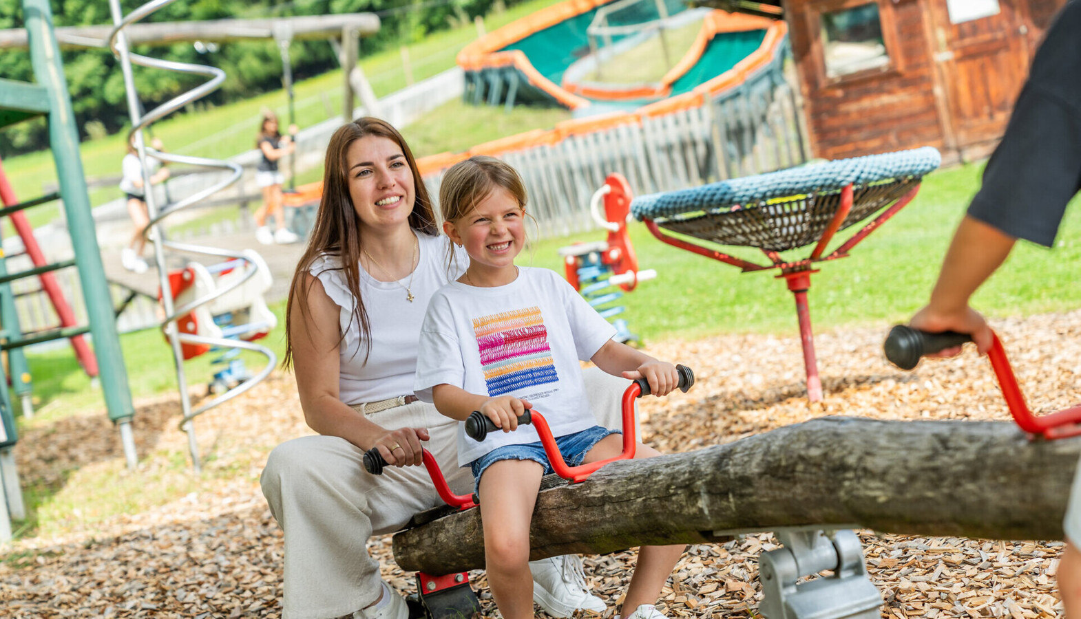 Familie beim Picknick im Sommer am Seeufer des Fuschlsee.