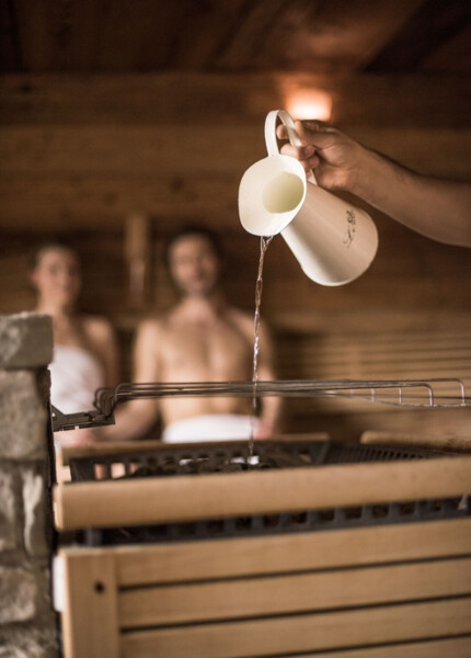 Aufguss in der Sauna des Wellnesshotel Ebner's Waldhof am See.