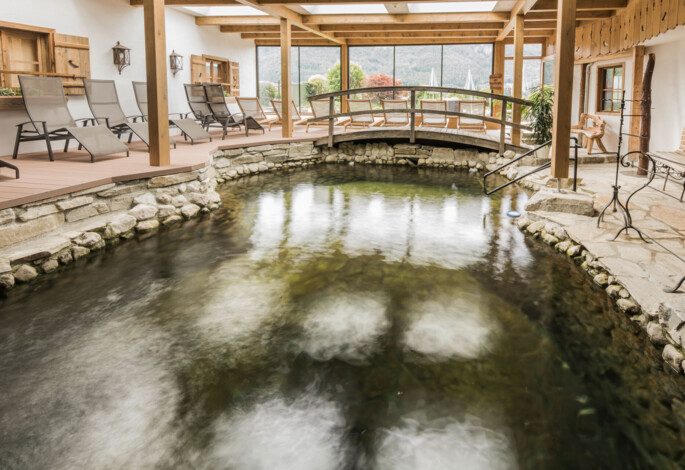 Der Quellengarten im Hotel Ebner's Waldhof am See.