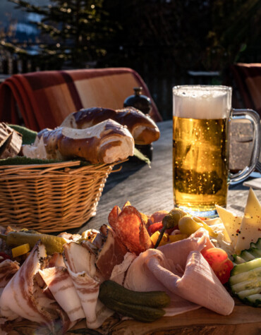 Jausenbrett mit kulinarischen Köstlichkeiten aus der Region auf der Waldhof Alm.