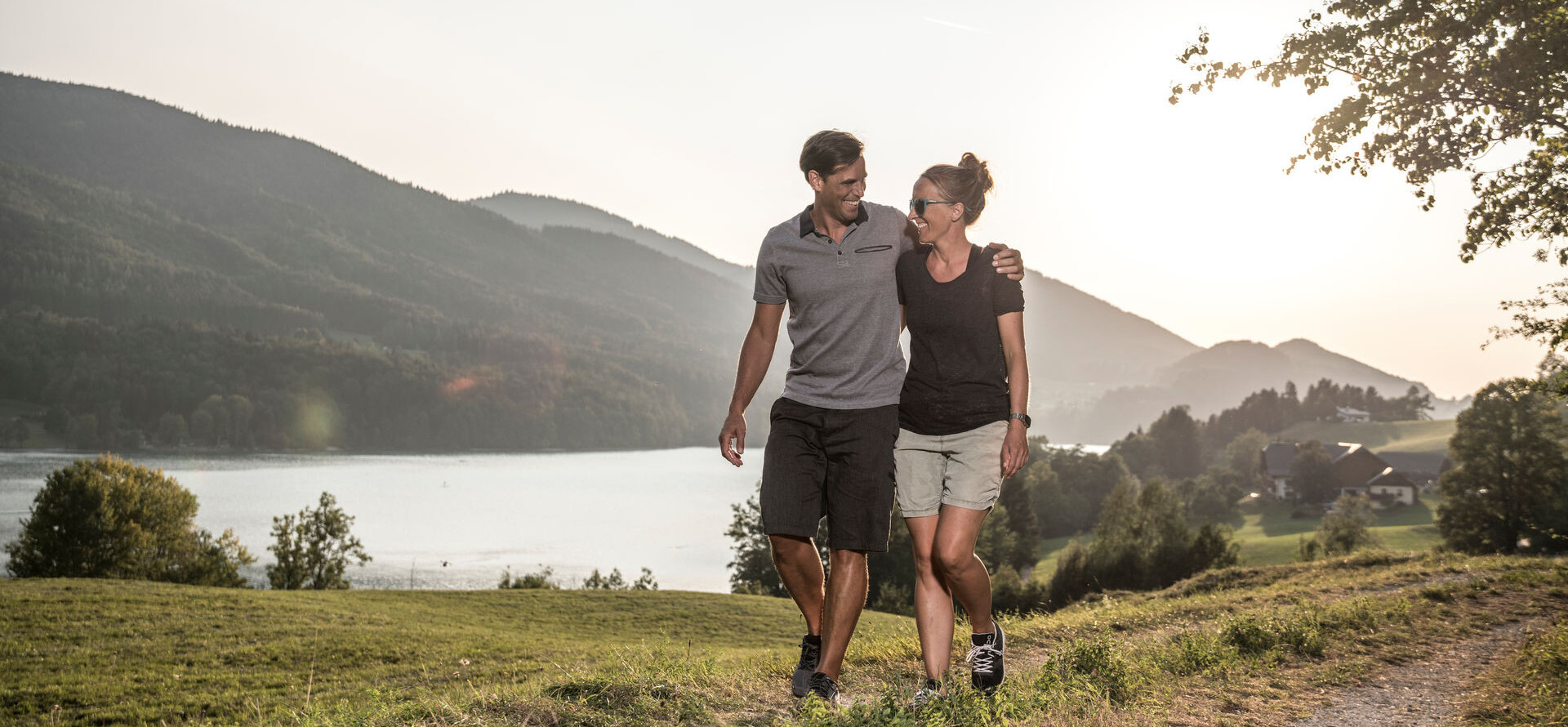 Pärchen beim Wandern am Fuschlsee-Rundweg im Sommer.
