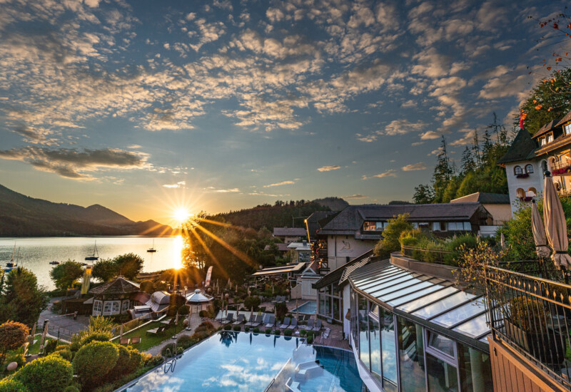 Außenansicht im Sommer des 4*S Waldhof Fuschlsee Resort