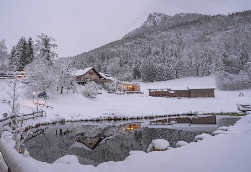 Die tief verschneite Waldhofalm von außen - perfekt für eine Weihnachtsfeier im Salzkammergut.