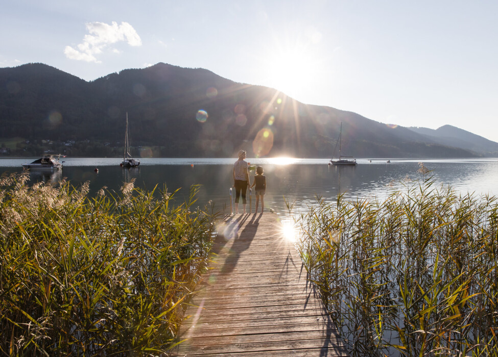 Panoramablick auf einen wunderbaren Sonnenuntergang über dem Fuschlsee im Salzkammergut.