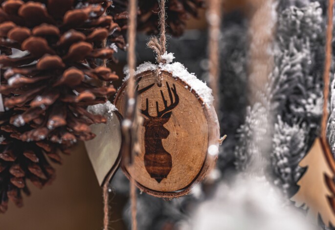 Ein Anhänger aus Holz mit Hirschaufdruck.