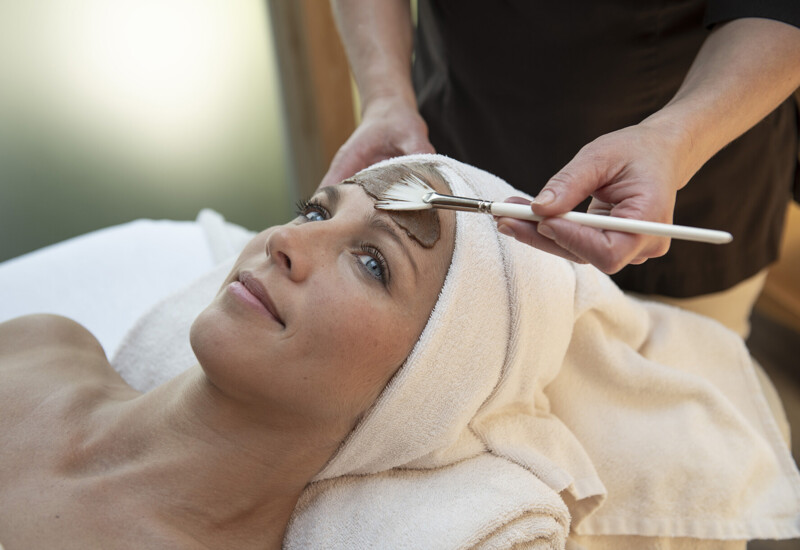 Junge Dame erhält eine Kosmetikanwendung im Spa des Wellnesshotel Ebner's Waldhof am See.