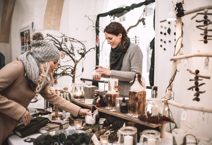 Traditionelles Handwerk wird auf den Adventmärkten im Salzkammergut angeboten.
