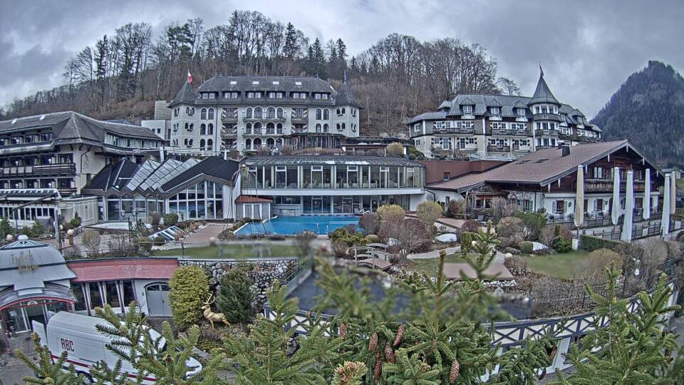 Aktueller Panoramablick auf das Waldhof Fuschlsee Resort durch die Webcam.